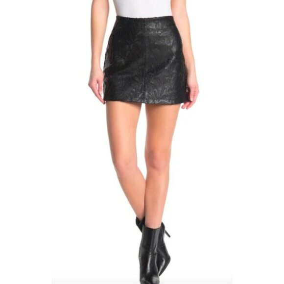 NEW! Blank NYC Vegan Leather Black Sequined Embroidery Detail Mini Skirt SZ 26 - Picture 3 of 14